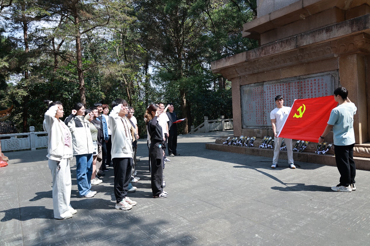 缅怀先烈 传承精神|我院研究生第十党支部开展主题党日活动
